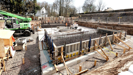 Nach der Fertigstellung soll das Stahlbetonwerk in die Lücke unter den Gleisen geschoben werden.
