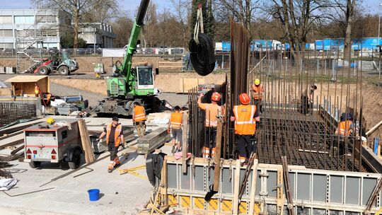 Nach der Fertigstellung soll das Stahl-Betonwerk dann in die Lücke unter den Gleisen geschoben werden.