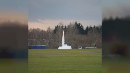 Von einer Trägerrakete wird der Mayener Mini-Satellit in die Luft befördert.