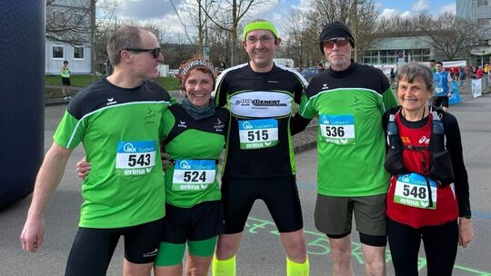 Elisabeth Springer (rechts) vom TV Bad Sobernheim wurde im Ziel erwartet und für ihren Sieg in der W80 gefeiert.