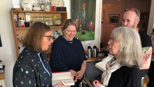 Viele Besucher ließen sich im Café International in Büchenbeuren das Buch von Katrin Göring-Eckardt (links) signieren.