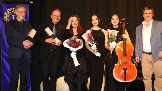 Blumen und Präsente gab es für einen grandiosen Konzertauftritt der musizierenden Familie Wöllstein: Gerhard, Yuki Nagatsuka, Ma