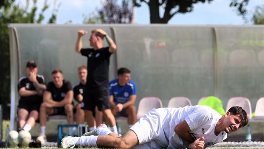 Wer, wie hier Argjend Idrizi, am Boden liegt, der steht auch wieder auf. Davon ist Kim Kossmann (im Hintergrund), Coach der SG 9