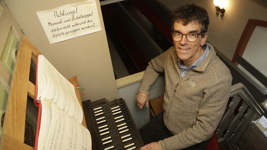 Stefan Huck spielt Orgel und Klavier. Tief verbunden ist er durch seine langjährige Vorstandstätigkeit mit dem Stumm-Orgelverein