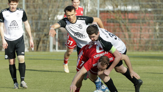 Gegen die SG Schneifel war für Philipp Pitkowski (rotes Trikot) und seinen FV Rübenach am vergangenen Wochenende nichts zu holen