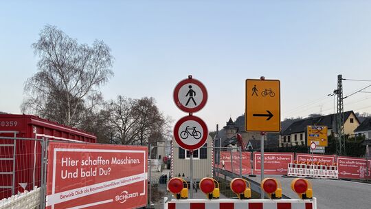 Zwei Fußgängerbrücken reißt der Landesbetrieb Mobilität Bad Kreuznach seit Montag in Oberwesel ab. Die B9 ist deshalb voll gespe
