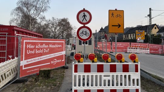 Zwei Fußgängerbrücken reißt der Landesbetrieb Mobilität Bad Kreuznach seit Montag in Oberwesel ab. Die B9 ist deshalb voll gespe