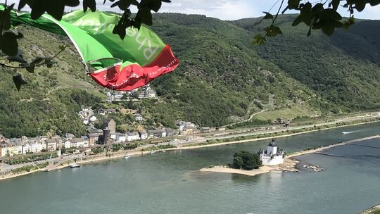 Hoch über Oberwesel hat man einen wunderbaren Blick auf den Rhein und die bei Kaub gelegene Burg Pfalzgrafenstein.
