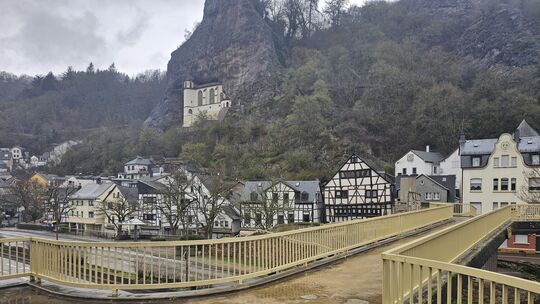 Sturzgefahr und Angstraum: Die Fußgängerbrücke von der Hauptstraße in die Wilhelmstraße ist aktuell am Abend und nachts nicht be