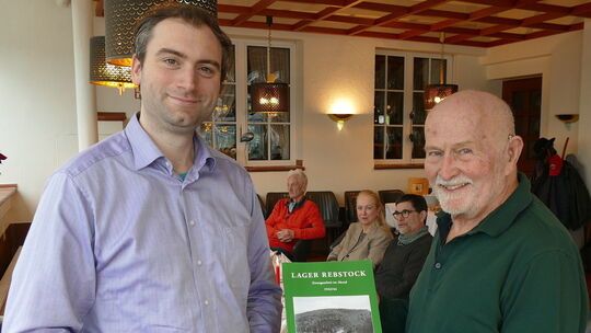 Wolfgang Gückelhorn (rechts) hat nun die Verantwortung für die Erinnerungsstätte und auch die wichtigsten Dokumente in die Hände