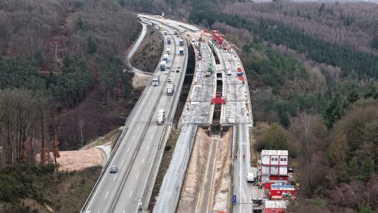 Verengte Fahrbahnen wie hier beim Neubau der Tiefenbachtalbrücke an der A61 bei Daxweiler bedeuten erhöhte Unfallgefahr.