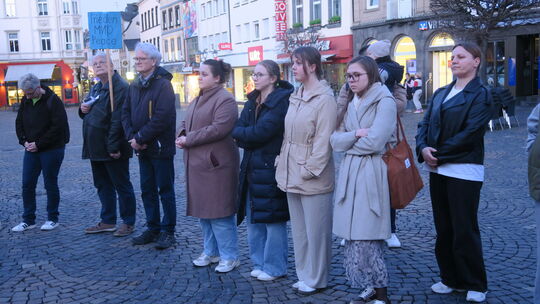 Seit Beginn des Ukraine-Krieges vor vier Jahren treffen sich Menschen einmal in der Woche zum Friedensgebet auf dem Mayener Mark