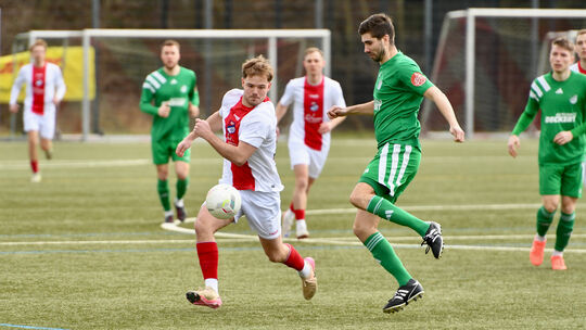 Torjäger Jonah Arnolds (in Rot-Weiß, hier im Zweikampf mit Auersmachers Kapitän Felix Laufer) ging in den ersten beiden Spielen