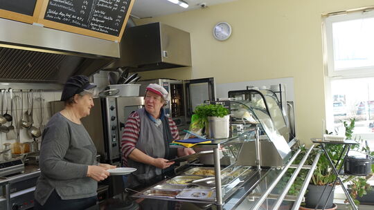 Andrea Krämer (links) und Agnes Wickert kochen frisch mit selbstgemachten Soßen und Dressings zum Salat.