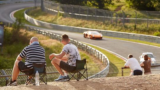 Touristenfahrten am Nürburgring sind und bleiben beliebt. Auch wenn der Motorsport die Kernkompetenz an der Rennstrecke in der E