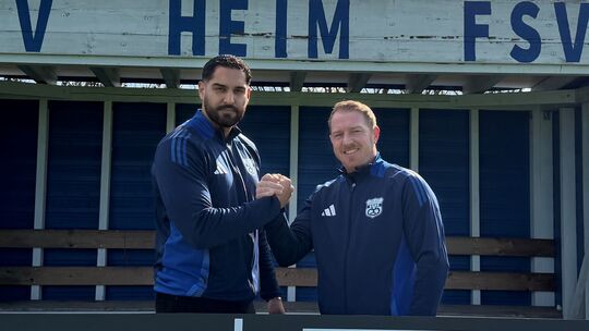 Handschlag auf eine gemeinsame Zukunft beim FSV Bretzenheim: Burak Özkayin (links) und Matthias Münch.