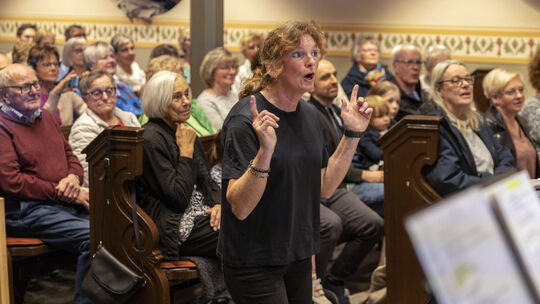 Von Beginn an prägt Chorleiterin Anke Orthey, Mitgründerin des Chores, die musikalische Arbeit.