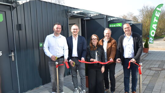Das obligatorische Band zur Eröffnung von Roatel in Waldlaubersheim durchschnitten von links Alexander Schmeiser (Roatel), Marti Das obligatorische Band zur Eröffnung von Roatel in Waldlaubersheim durchschnitten von links Alexander Schmeiser (Roatel), Marti