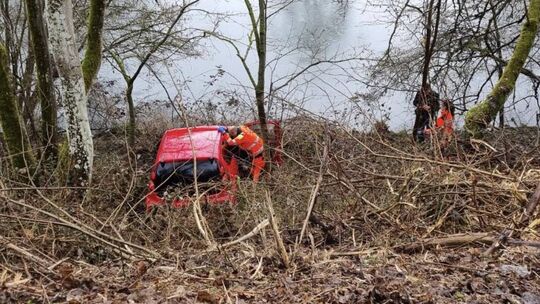 Das Auto rutschte die steile Böschung herunter und kam kurz vor dem Wasser zum Stehen.