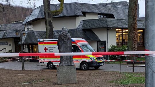 Absperrband um Teile des Stadthallengeländes und ein abgestellter Krankenwagen: Beim Vorbeifahren mag sich der ein oder andere S