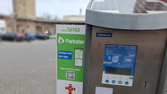 Aktuell parkt es sich in Lahnstein (hier: der Salhofplatz) sehr günstig: Die Parkautomaten sind außer Betrieb. Dies soll sich ba