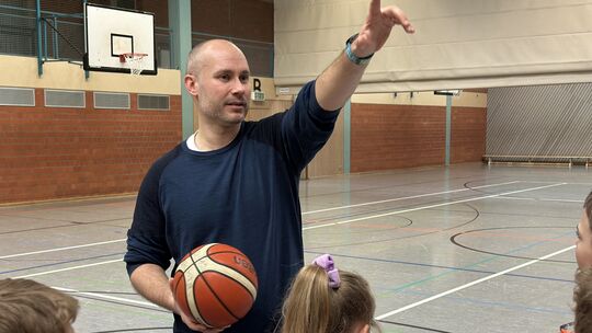 André Butscheike, Landtagskandidat der Grünen im Wahlkreis 6, trainiert die U10-Mannschaft des BBC Montabaur in der Kreissportha