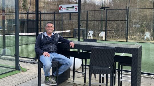 "Padelverrückt" - Felix Kiehl ist Mitbetreiber der Padel-Outdoor-Anlage.
