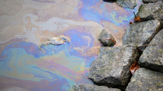 Ausgelaufenes Öl stoppt Schifffahrt auf dem Nord-Ostsee-Kanal Ausgelaufenes Öl stoppt Schifffahrt auf dem Nord-Ostsee-Kanal