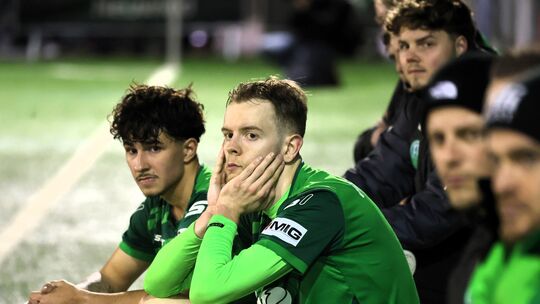 Enttäschung auf der Engerser Bank: Für Stürmer Nils Wambach (Zweiter von links) und sein Team ist im Rheinlandpokal-Viertelfinal Enttäschung auf der Engerser Bank: Für Stürmer Nils Wambach (Zweiter von links) und sein Team ist im Rheinlandpokal-Viertelfinal