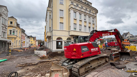 Schweres Gerät kommt auf der Kreuzung von Bahnhofstraße, Wilhelmstraße und Friedrichstraße derzeit zum Einsatz.