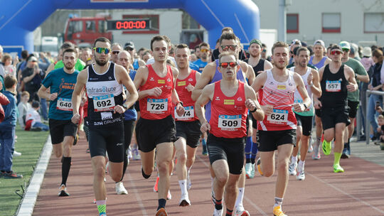 Beim 10-km-Start des Urmitzer Volklaufs war das Läuferfeld noch eng beisammen.