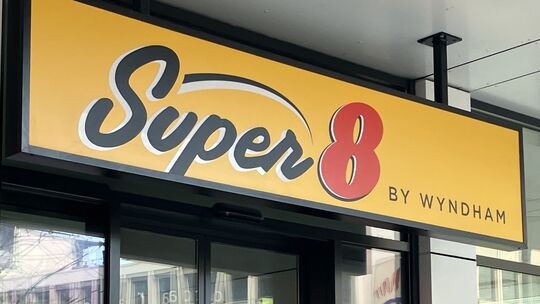 Das Super-8-Hotel im C32-Hochhaus in der Koblenzer Clemensstraße ist derzeit geschlossen.