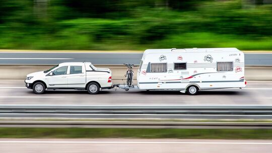 Ein Wohnwagen fährt auf der Autobahn Ein Wohnwagen fährt auf der Autobahn