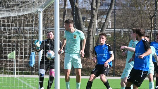 Bei der 2:5-Niederlage bei der SG Walporzheim kassierte der SC Sinzig um Torwart Sebastian Stadtfeld (links) unter anderem einen