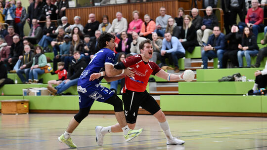 Auf den Schultern von Holzheims Kreisläufer Laurin Moos (am Ball) lastet nach Moritz Reuschs schwerwiegender Verletzung noch meh