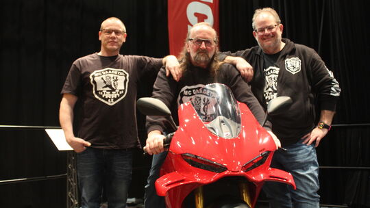 Clubpräsident Dirk Märker (Mitte) freute sich gemeinsam mit seinem Vize Michael Steinmetz (links) und Schriftführer Sascha Richt