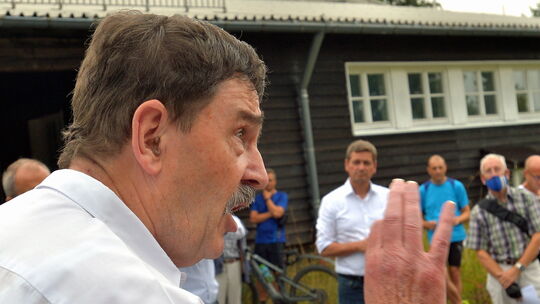 Archvifoto: Heinz Dücker, ehemaliger Ortsbürgermeister und aktueller Beigeordneter von Emmerzhausen, hält einen Vortrag anlässli