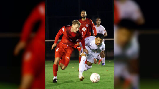 Beim 1:0 in Pirmasens war Joel Cartus (links, im Zweikampf mit seinem ehemaligen Teamkollegen Nao Oriyama vom Stadrivalen Cosmos