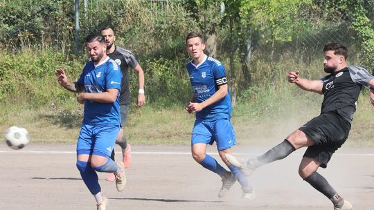 So viel Staub wirbeln die Fußballer von Anadolu Koblenz (in Schwarz) in Zukunft bei ihren Heimspielen nicht mehr auf, denn ab nu