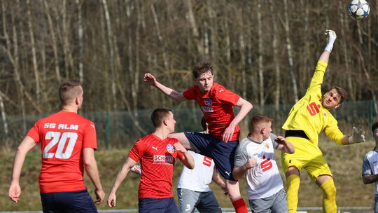 Mit 1:3 verloren die Fußballer des FC Urbar (rechts mit Torhüter Leon Weber) bei der SG Mörschbach (rote Trikots); und nun kommt