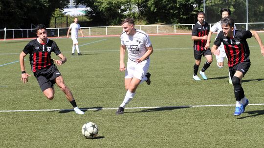 In der Hinrunde musste der FC Kosova Montabaur (schwarz-rote Trikots) beim SV Windhagen eine 1:6-Niederlage einstecken. Am Sonnt