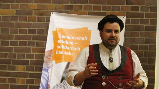 Dass er bei seinem Vortrag die traditionelle Kluft der Wandergesellen trug, war für Vincent Stenmans Ehrensache.