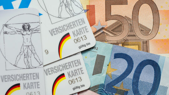 Die AOK verweist auf etliche Zugewinnmöglichkeiten für Apotheker und steigende Medikamentenpreise, von denen auch die Apotheken