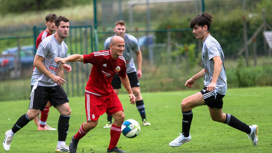 Das Hinspiel gewann die SG Bremm mit 1:0 gegen die SG Mont Royal um Benjamin Lenz (in Rot), Christian Franzen (links) traf damal