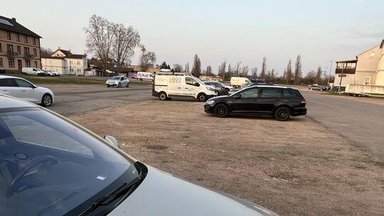 Das Parken auf der Pfingstwiese bleibt gebührenfrei - wenn der Stadtrat dem Empfehlungsbeschuss des Ausschusses folgt.