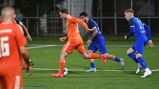 In der Hinrunde setzten sich die Niederroßbacher (am Ball Alexander Haller, verfolgt von Tayfun Öztürk) am Flürchen mit 2:0 durc