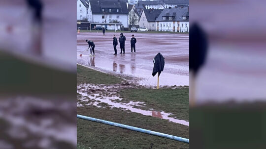 Die Obersteiner Seenplatte auf der Finsterheck - und Weinsheims Trainer Andy Baumgartner, der mit Besen dafür sorgt, den Platz b