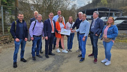 Blick auf die Zeichnungen: Vertreter von Rettungsdienst und Verwaltung erläuterten beim Ortstermin die Entwürfe und die nächsten