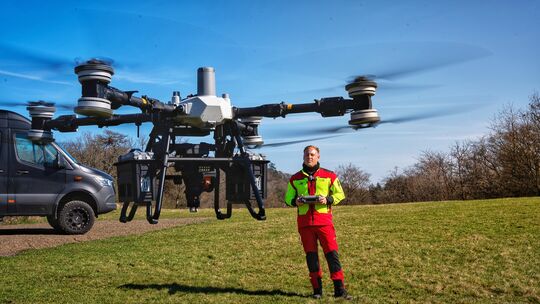 Große Systeme, große Aufgaben: Lastendrohnen erweitern das Einsatzspektrum weit über Foto und Video hinaus. Große Systeme, große Aufgaben: Lastendrohnen erweitern das Einsatzspektrum weit über Foto und Video hinaus.