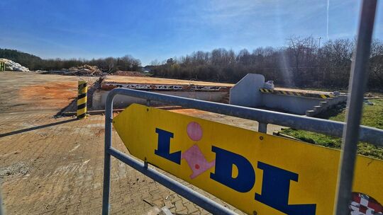 Wo bislang die alte Lidl-Filiale stand, soll in Rhaunen bis Herbst 2026 ein moderner Neubau entstehen.